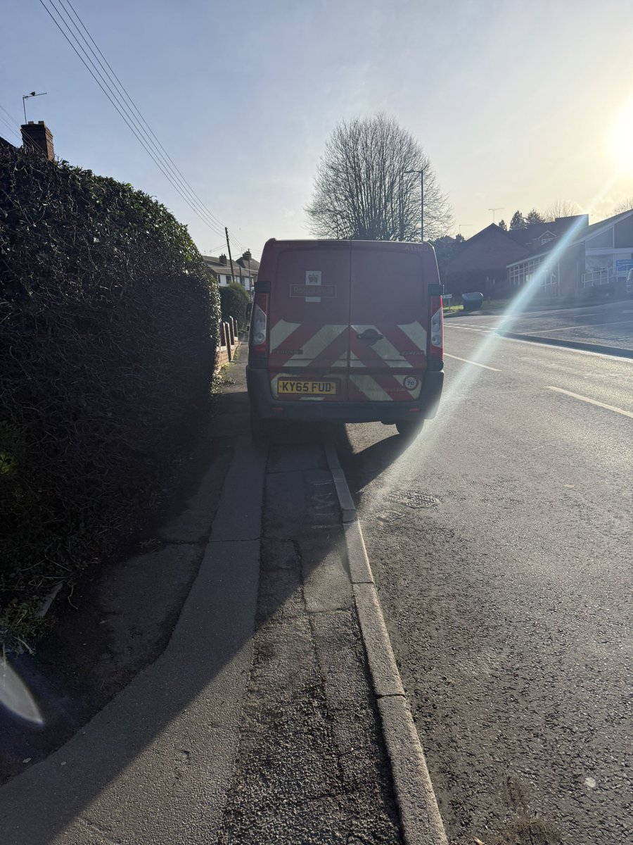 Readmechrisb's tweet photo. @RoyalMail @RoyalMailHelp what’s the need to block the pavement @OPUWarks https://t.co/a3eNs6uO0H