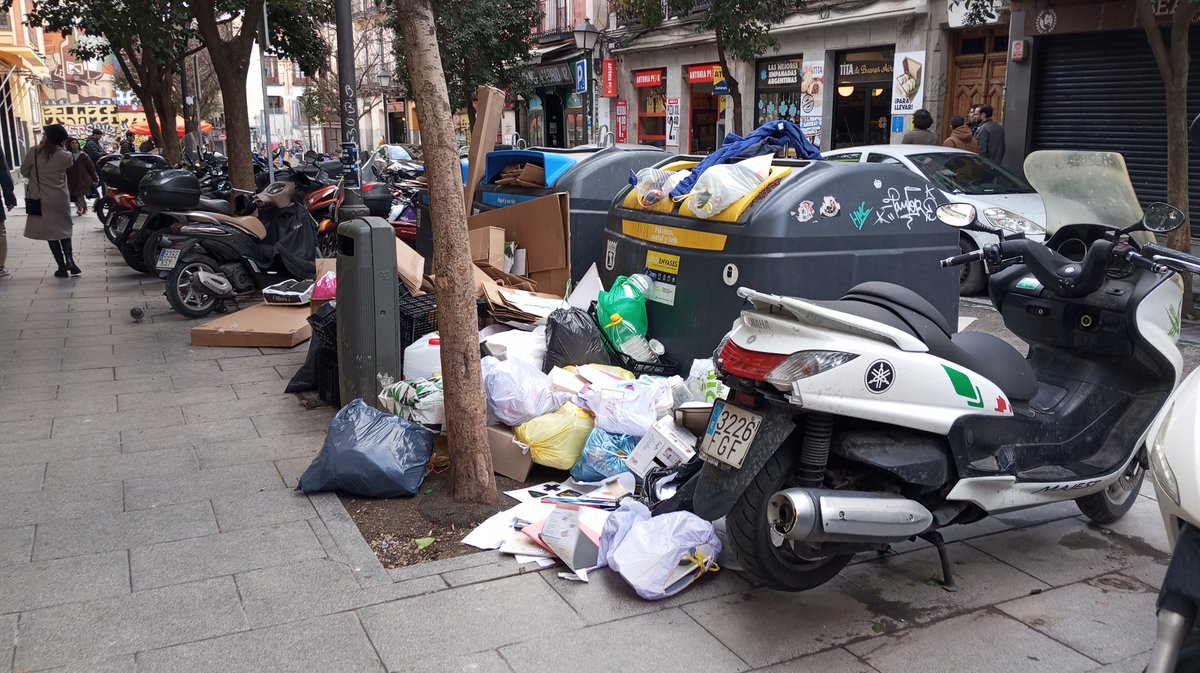 Estampas de Madrid...<a href="/bcarabante/">Borja Carabante</a> no te da vergüenza? <a href="/Lineamadrid/">Línea Madrid</a> calle Embajadores con Cascorro <a href="/MasMadridCiudad/">Más Madrid Ciudad</a> <a href="/MasMadrid__/">Más Madrid</a> <a href="/MadridDecadente/">MADRID DECADENTE</a>