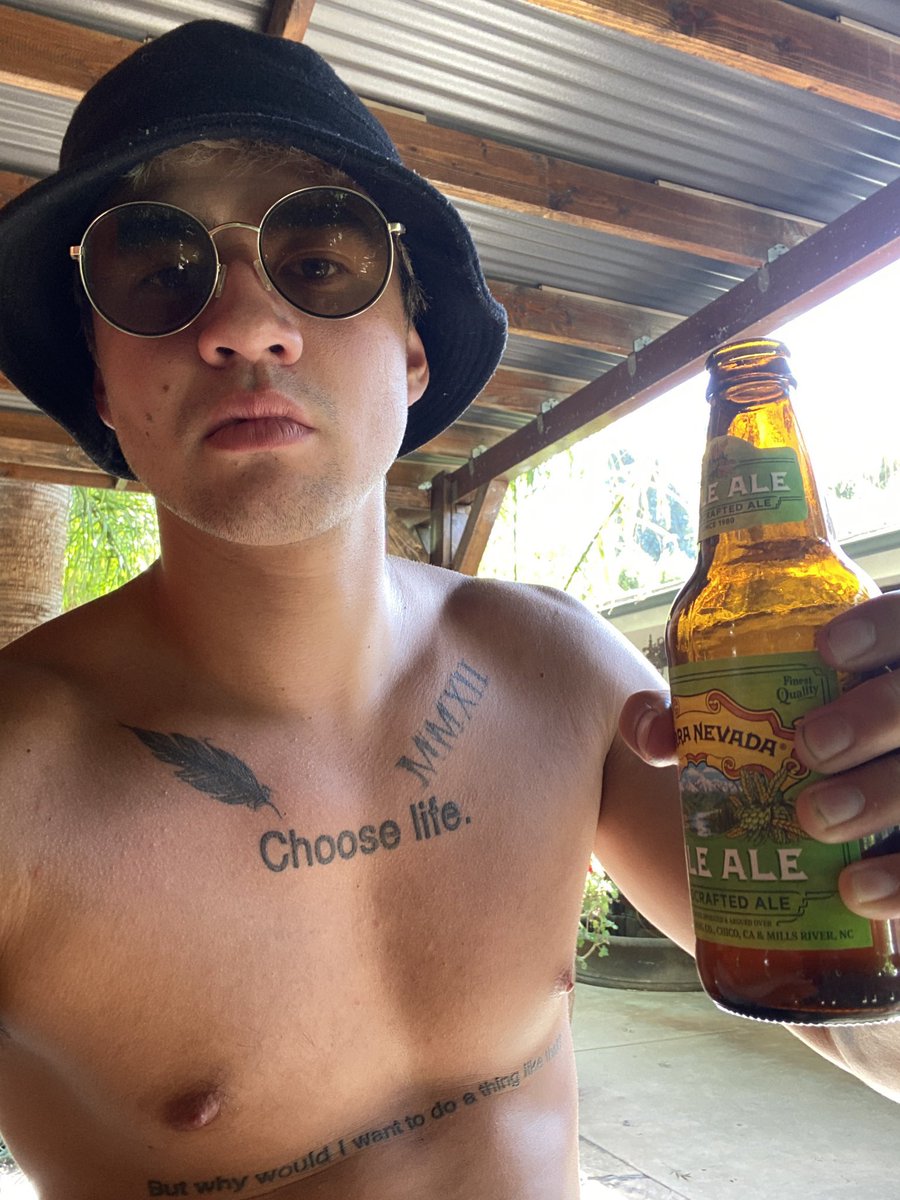 Tha5SOSFamily's tweet photo. the best bassist in the world - happy birthday @Calum5SOS 💘💓💞 make sure you don’t get hacked today!! https://t.co/swUy5Z0GYT