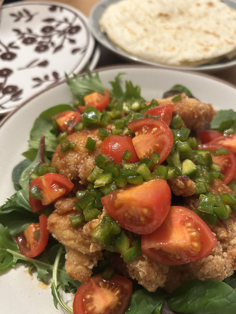 DOGLIFEgohan's tweet photo. 夜ごはん✨

・鶏胸肉のサルサソース和え
・トルティーヤ

今日もオイ○ックスのメニュー🥗🐓
サルサソースでメキシコテイストの料理だったのでトルティーヤ作ってみました😋

#おうちごはん𓎩𓌉𓇋 
#料理好きさんと繋がりたい https://t.co/L8fxPHiBh6