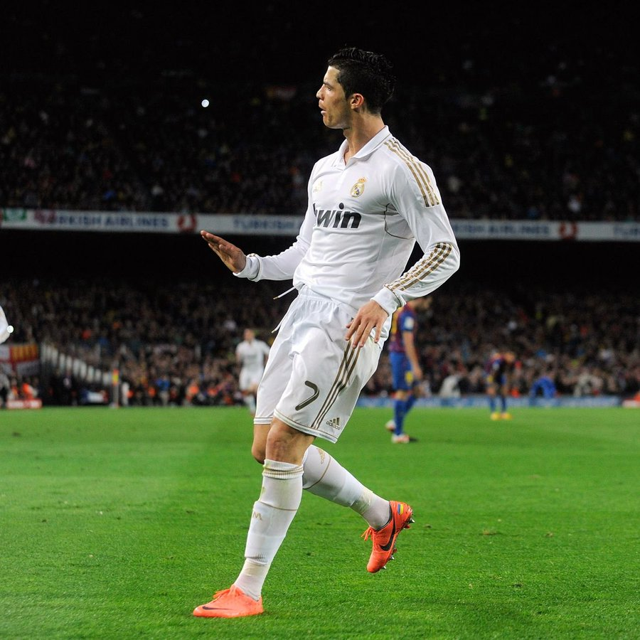 Cr7stianismo_'s tweet photo. 🚨HILO: Momentos en los que Cristiano Ronaldo demostró ser el MEJOR JUGADOR DE LA HISTORIA.

Si podéis apoyar, por favor, os lo agradezco🙏 https://t.co/ZUGY5B4ClG