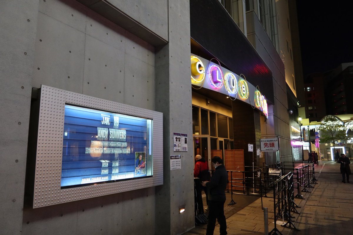 albert9th's tweet photo. アンディ・サマーズのライブは、個人的に過去例のない独特で素晴らしい構成でした。The Theme From Black Orpheusは鳥肌が立つほどの感動。
わざわざ終了後に「撮影可能です！」というスタッフの絶叫につれられて、ギターおっさん達が機材を群がって撮影。#andysummers #アンディサマーズ https://t.co/huBr0iDYxi