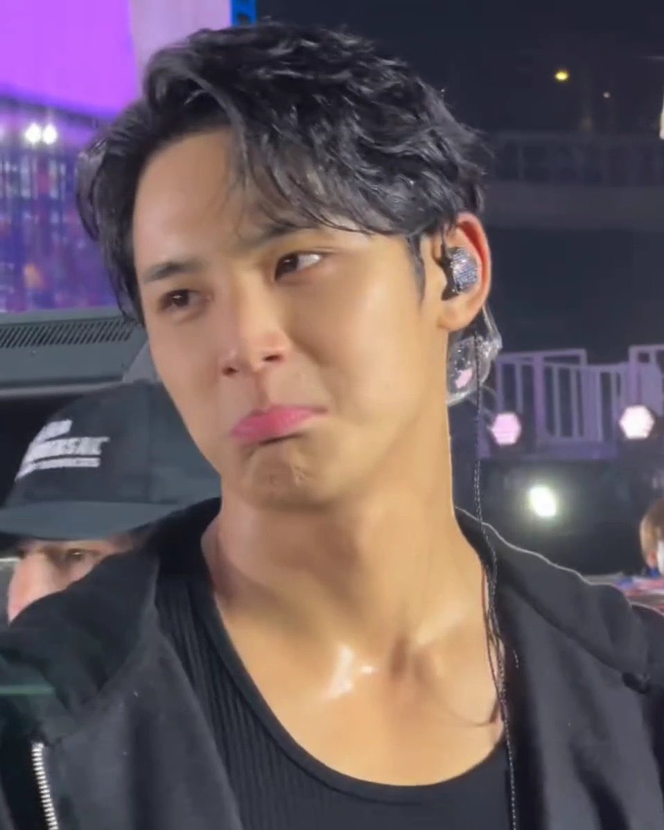 redthread95's tweet photo. จุ๊มุ้ is right here world tour https://t.co/sz3zSMZyqs