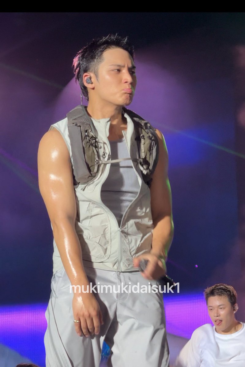 redthread95's tweet photo. จุ๊มุ้ is right here world tour https://t.co/sz3zSMZyqs
