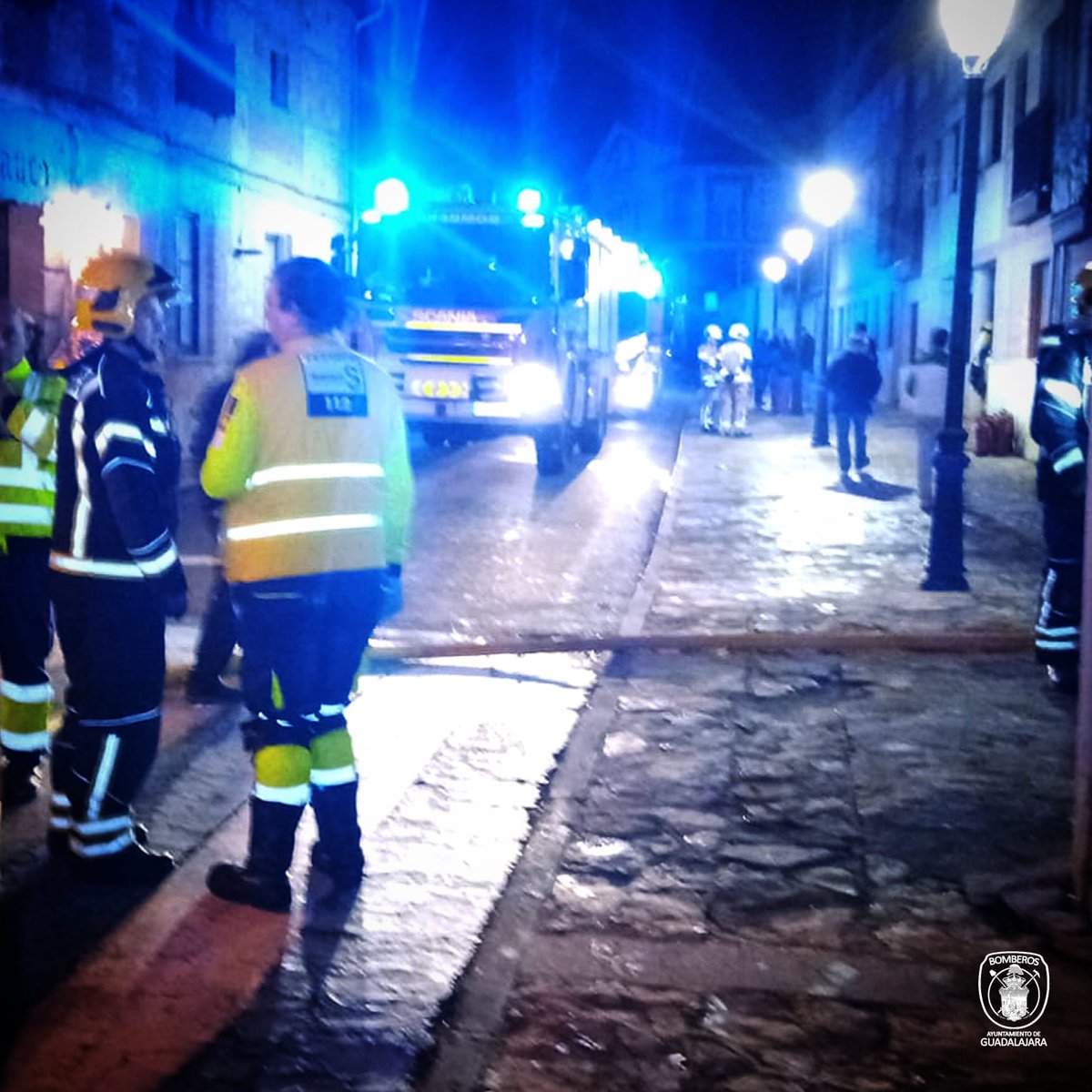 bomberosgu's tweet photo. 🔥 #INTERVENCIÓN 👨‍🚒

Requeridos por @CEISGuadalajara para colaborar en incendio de garaje #Uceda, que afecta a 60 viviendas 🏬

Localizamos el foco y extinguimos, mientras #CEIS evacúa las viviendas 🚒

Colabor @GuardiaCivilGU y @GUETS_CLM 🚓🚑

#BomberosGU #SeguridadGU #Bomberos https://t.co/Xm4Ybtu6eC
