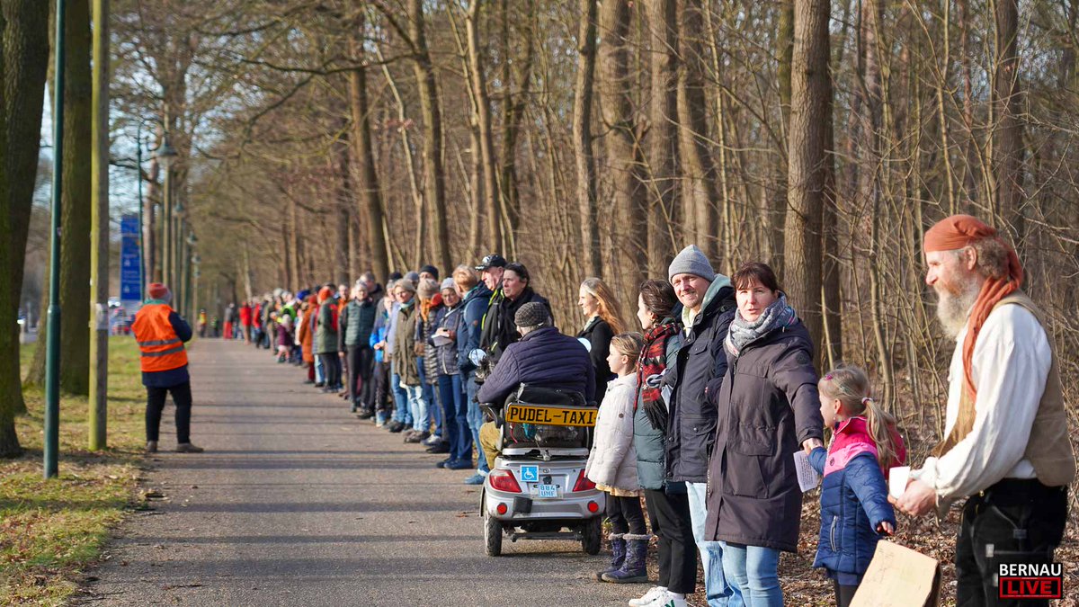 Menschenkette gegen Waldrodung für neues Gewerbegebiet in Bernau

Alle Infos zur heutigen Aktion bei Bernau LIVE: bernau-live.de/kundgebung/men…

#bernau #bernauerwaldretten #bernaubeiberlin #bernaulive