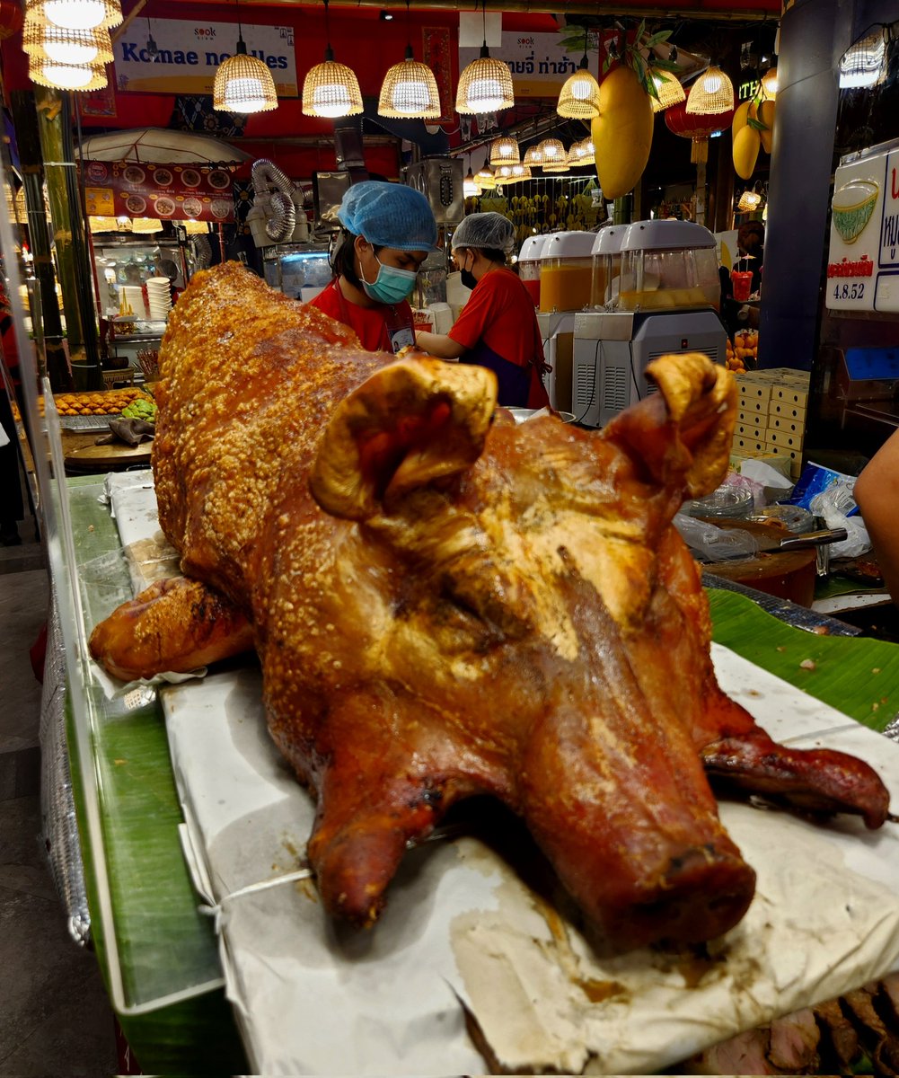 Tasty_Morsels_'s tweet photo. Roasted swine #RoastPig #Bangkok https://t.co/r00udUGKQY