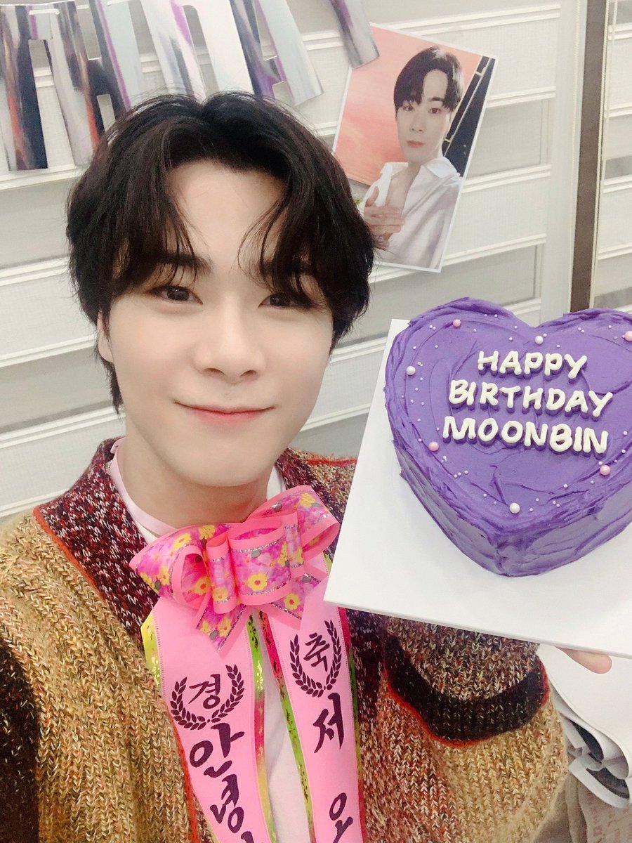 bin_joahae's tweet photo. #누구보다_빛나는달_빈아_생일축하해

우리 빈이 생일 축하해 🎂

소고기 미역국도 민초 아이스크림 케이크도
고기에 쌈장이랑 같이 잘 챙겨먹자 우리 💜

너가 준 사랑이 너무 커서 여전히 널 많이 보고싶어하고 사랑하고있어

오래도록 널 생각할게 #문빈 https://t.co/xDu9pL5iFE
