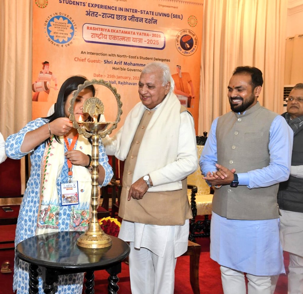 yagywalkya's tweet photo. लोकतंत्र की जननी, ज्ञान और आध्यात्म से समूचे विश्व को आलोकित करने वाली भूमि बिहार में @SEILOrgIn द्वारा आयोजित राष्ट्रीय एकात्मता यात्रा-2025 के निमित्त पूर्वोत्तर भारत से आए छात्र प्रतिनिधियों का राजभवन बिहार में बिहार के माननीय राज्यपाल श्री आरिफ़ मोहम्मद खां जी ने अभिनंदन एवं स्वागत किया और उनके साथ इस यात्रा के अनुभवों को साझा किया। 

इस अवसर माननीय राज्यपाल महोदय ने कहा कि इस तरह की हमारी सांस्कृतिक यात्रा के अंदर विद्यमान दिव्यता को समझने की आवश्यकता है। 
#SEILTour2025

@GovernorBihar 
@ABVPVoice