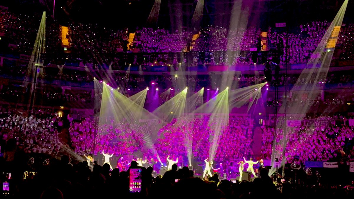 OlgaBarrientosP's tweet image. En la tarde de ayer  9.000 niños londinenses se reunieron en el #O2Arena #Youngvoicesconcert . Logística perfecta , emociones infinitas .