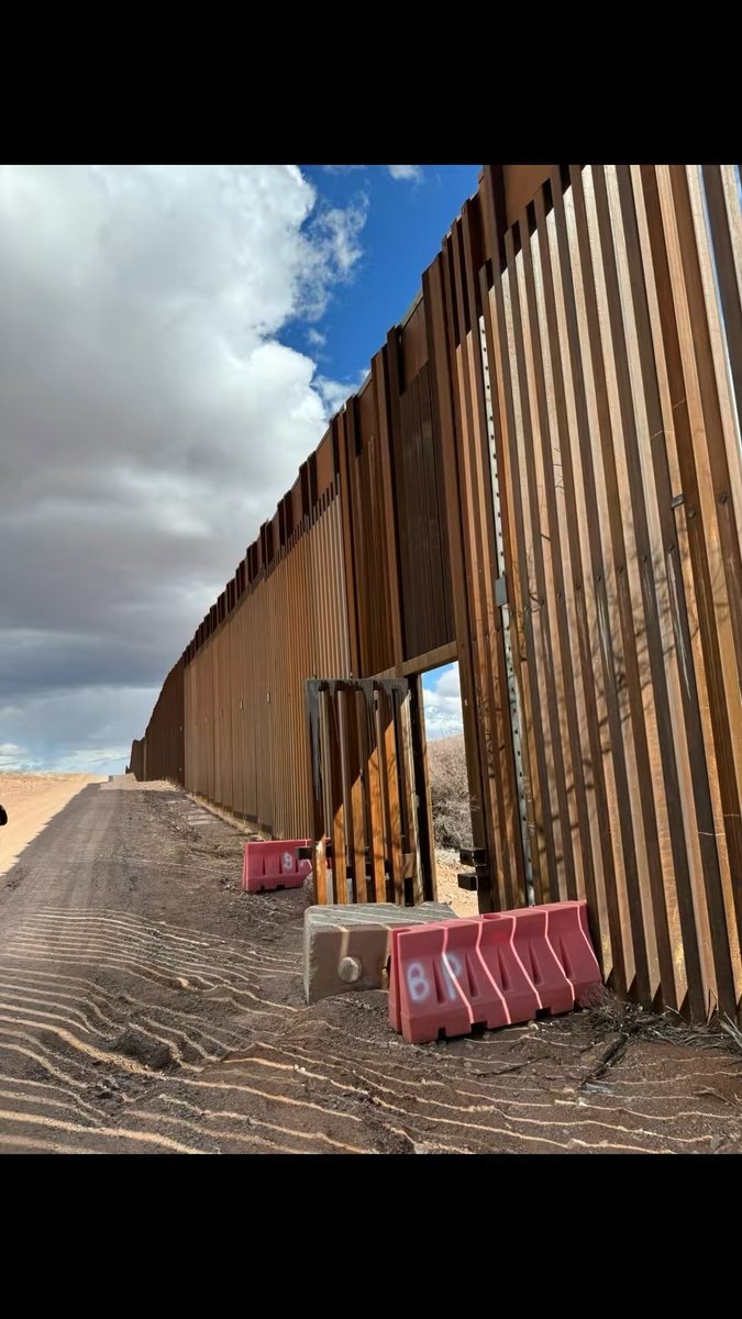 azkellie's tweet photo. @WallStreetApes This is a photo I took at the Arizona border last May https://t.co/m7kfe4wZ7t