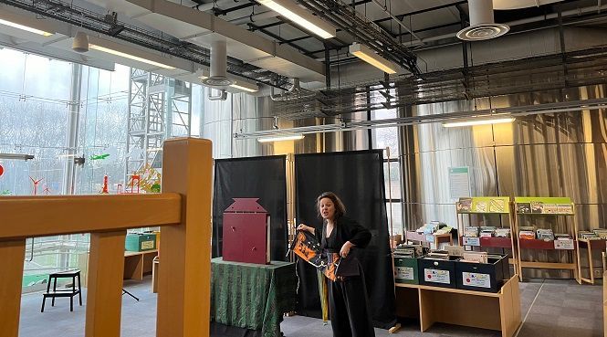 bibliothequeBSI's tweet photo. #NuitsDeLaLecture
Découvrez les contes comme "La légende de la soie et autres tissus qui se dévoilent" et "Des idées plein la toque !" 🎻 🎶
Par la #conteuse Natacha Mattenet-Flecniakoska
Retrouvez ces deux spectacles le dimanche 26.
En savoir plus 👉 https://t.co/IQYoWnFNo3 https://t.co/C7PCnWmP0D
