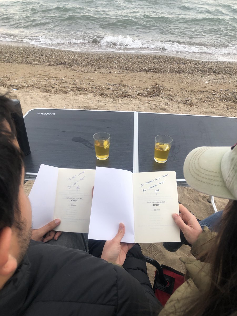Psycholabx's tweet photo. Eşimle birlikte finansal özgürlüğümüzü elde etmek için @Selcoin'in adımıza imzalı kitabı üzerine hasbihal etmesek olmazdı. 

Konforlu bir gelecek inşa edebilmek için küresel ekonomi ve kripto üzerine birçok değerlendirme yaptık. Buradan da paylaşacağız :) https://t.co/lVtIBtcVj6