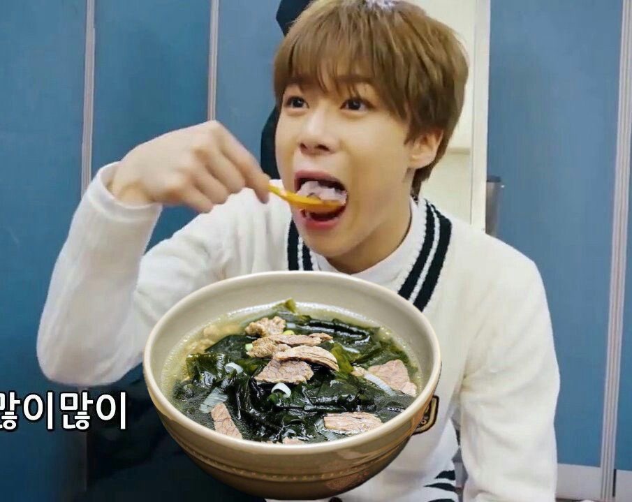 빈아 미역국 먹어! #문빈 #누구보다_빛나는달_빈아_생일축하해