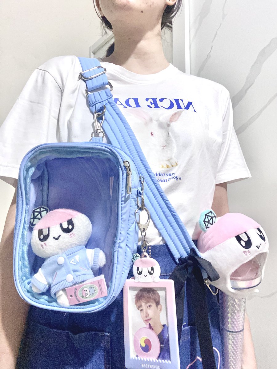 Letsgodk_'s tweet image. How to style lightstick strap&amp;amp;pouch💎✨

#SVT_RIGHT_HERE_IN_JAKARTA #SEVENTEEN #pvcbag #SVT_RIGHT_HERE_WORLDTOUR
