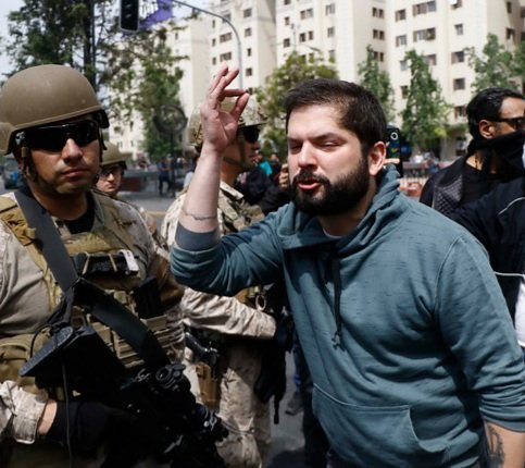 cristian_arayal's tweet photo. Para la casa de Allende, hay plata. Para operadores políticos, hay plata. Para fundaciones, hay plata. Para el INDH, hay plata (¿se acuerdan quienes salvaron a esa "institución"?). Pero no había plata para la Seguridad: $19 mil millones menos al Ejército y $13,5 mil a la Armada, justo cuando el crimen manda y las fronteras son un chiste. ¿Error de cálculo o algo más? 🤔