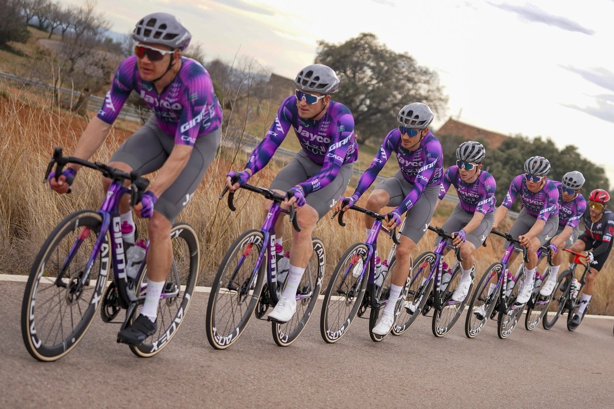 🇪🇸 #GranPremioCastellón

Just 4️⃣0️⃣km to go and the boys are pushing 🫸 with other teams to bring a breakaway back.

The 7️⃣-rider group has just ✌️ minutes on the bunch.