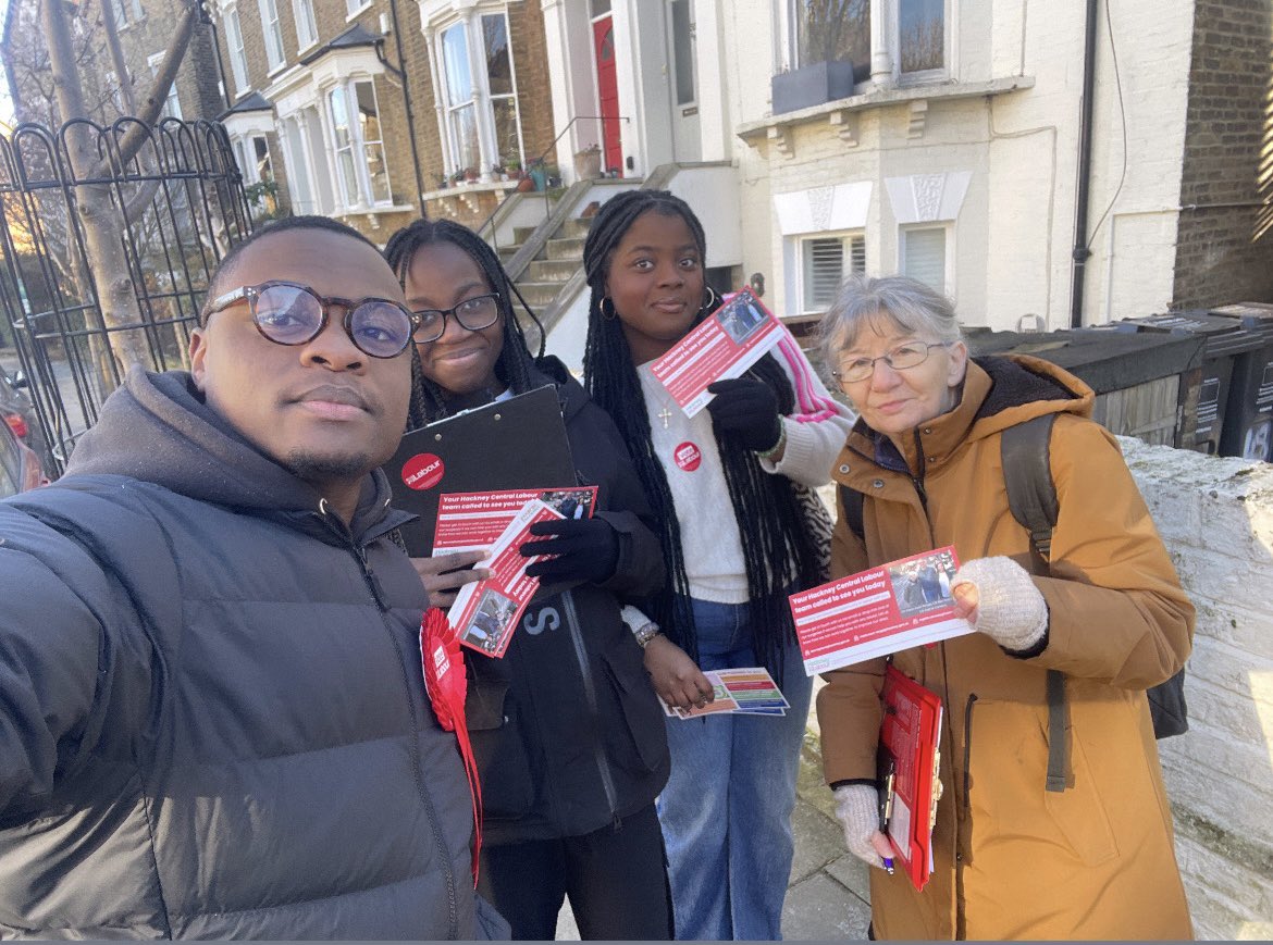 HackCentralLab's tweet image. When it comes to Hackney Central Residents are well assured that we have a determined team working hard  representing their views and issues. 

This morning Chair @EmmanuelAk_ &amp;amp; Cllr @susorunge were joined by two exciting Young Labour Members on the doorstep! 🌹🌹🌹