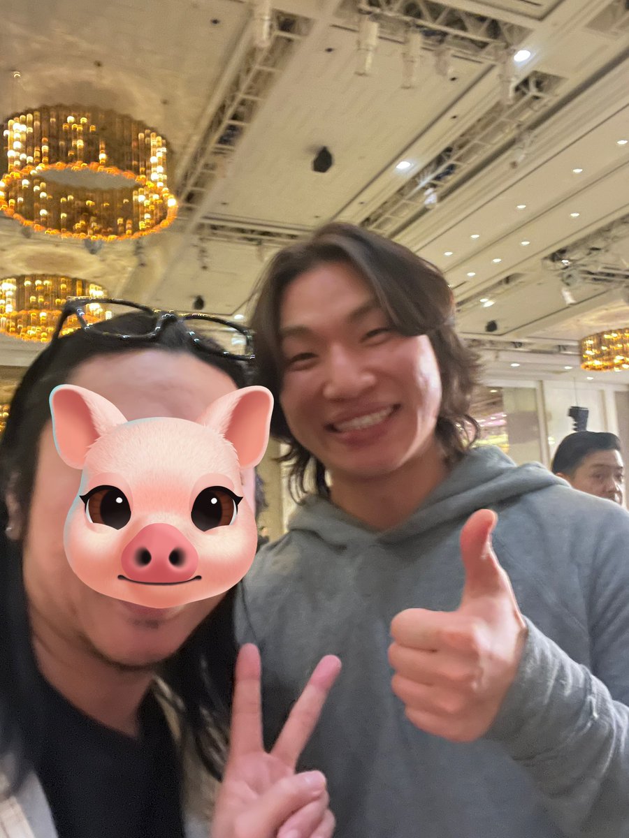 888ryoma_poker's tweet photo. 近藤真彦のディナーショー見てたらテソンに似てる人おるな〜思うたらテソンやった笑
写真も快く応じてくれてめちゃくちゃいい人でした✨️
Love&amp;hopeツアーからBIGBANG見に行ってます！
言うたら何故か大爆笑してた笑 https://t.co/065ykqDItV