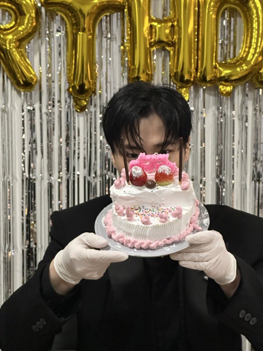 Moon_light1026's tweet photo. 나의 하나뿐인 우리 빈이 오빠..
28번째의 생일을 진심으로 축하해
오늘 맛있는것도 많이 먹구 케이크도 먹고 
미역국도 먹고 축하도 많이 받고 하루종일 기분좋은 하루가 되었으면 좋겠어 항상
아로하가 사랑하고 진짜진짜 생일축하하고 
사랑해  #누구보다_빛나는달_빈아_생일축하해 https://t.co/eWGepHuqEK