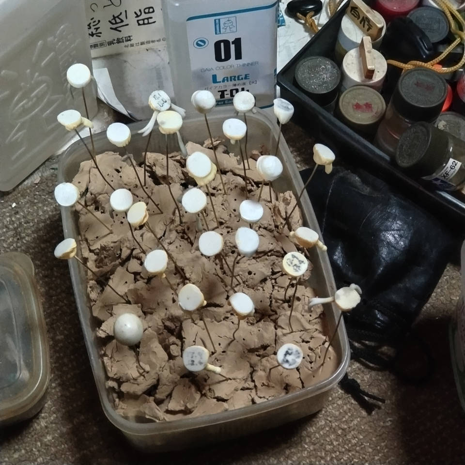 rizaadou's tweet photo. プライマー吹き付けて、部品確認。
二枚目は肌色吹き付け終えて、乾燥中
#レジンキット
#ミリタリーフィギュア
#ドイツ陸軍
#アメリカ陸軍
#werhmacht
https://t.co/4nX63j8trI
#ResinKitFigure
#coldcast
#WW2
#militaryfigure
#WF2025w https://t.co/TTjE1i4Obo