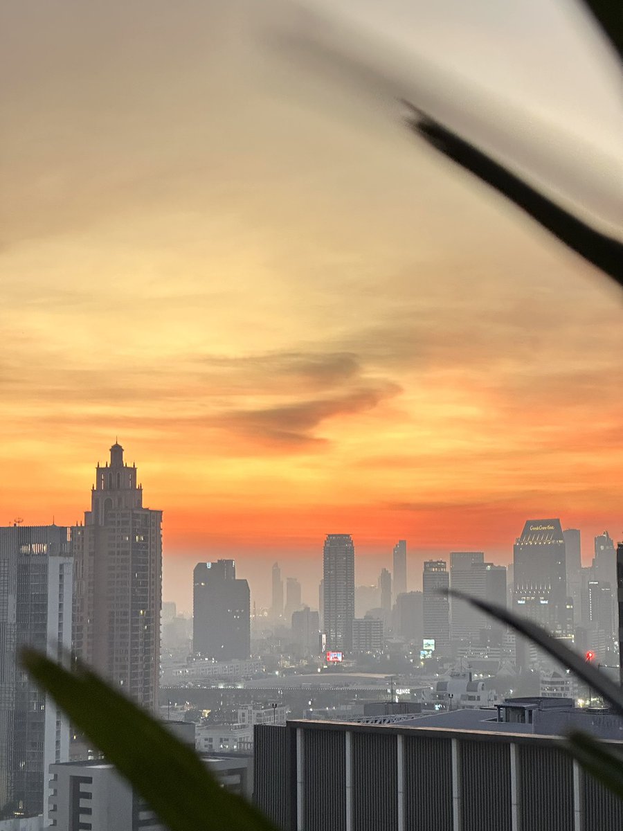 doksandy's tweet photo. Jan 25, 2025: end of the day, Bkk, Thailand #sunset https://t.co/4Z2m2Z5wfG