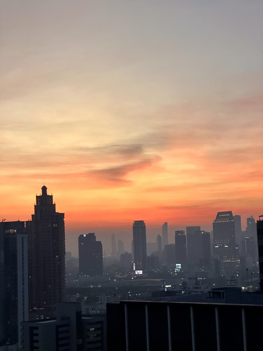 doksandy's tweet photo. Jan 25, 2025: end of the day, Bkk, Thailand #sunset https://t.co/4Z2m2Z5wfG
