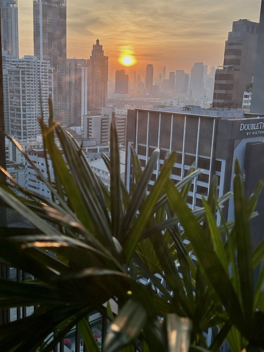 doksandy's tweet photo. Jan 25, 2025: end of the day, Bkk, Thailand #sunset https://t.co/4Z2m2Z5wfG