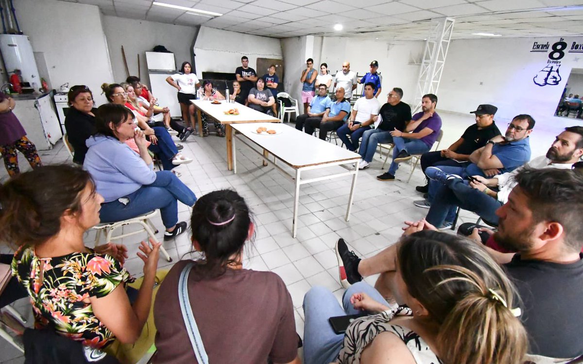 gerardomerinotw's tweet photo. PRESENTES CON EL EQUIPO EN EL BARRIO!

En la vecinal de barrio Norte, conversando con los vecinos. Siempre escuchando y comunicando lo que hacemos! https://t.co/09bcnjx0pK