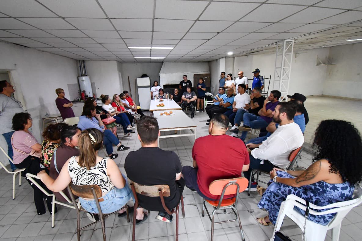 gerardomerinotw's tweet photo. PRESENTES CON EL EQUIPO EN EL BARRIO!

En la vecinal de barrio Norte, conversando con los vecinos. Siempre escuchando y comunicando lo que hacemos! https://t.co/09bcnjx0pK