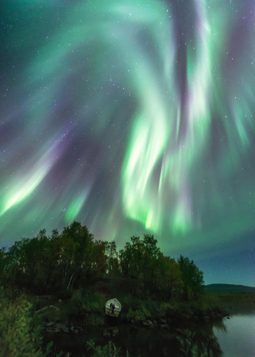 You sure feel tiny under a show like this. When an auroral corona spreads out across the whole sky. 
Amazing sight. 🌌