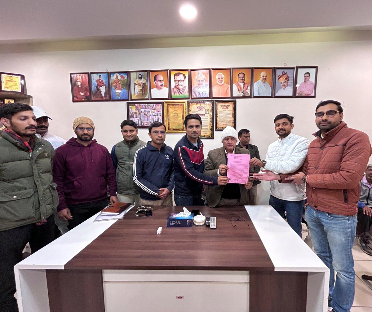 झुंझुनूं विधायक श्री राजेंद्र जी भांबू को कंप्यूटर अनुदेशकों ने ज्ञापन दिया व अपनी समस्याओं से अवगत करवाया। विधायक महोदय ने सक्षम स्तर तक बात पहुंचाने व समाधान करवाने का आश्वासन दिया 🙏