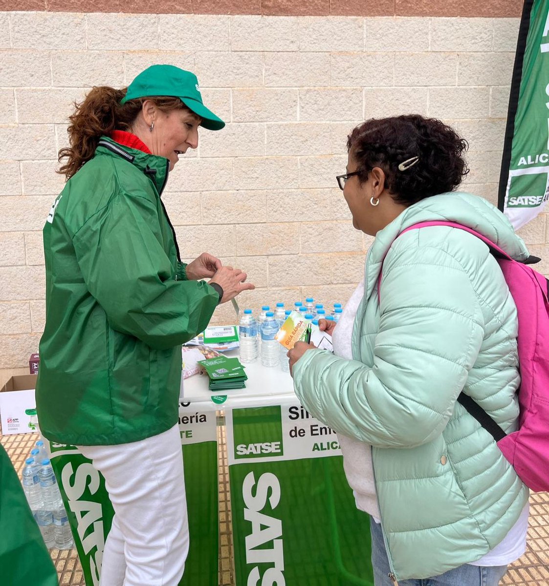 SATSE_ALICANTE's tweet photo. Nuest@s compañer@s ya han accedido a las aulas.
@SATSE_Alicante   ha estado con ell@s #EIR2025 📝🍀#Especialistas 
Recordar que el domingo podréis consultar vuestra nota en 
⬇️
https://t.co/mUMZtcbs5H https://t.co/dOwzuYDcaq