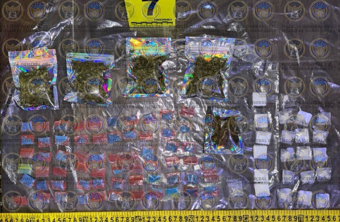 FGEGUANAJUATO's tweet photo. 📌#AlMomento

La #FiscalíaGuanajuato desarticula célula criminal vinculada a múltiples eventos delictivos entre los que destaca el asesinato del alcalde de Tancanhuitz, en #SanLuisPotosí

La operación fue ejecutada con órdenes de cateo en #Celaya y #Villagrán y se concretó la captura de JUAN EDGAR “N”, MARTIN “N”, ITZEL “N”, JUAN CARLOS “N”, FAUSTINO “N”, MA. DE LA LUZ “N”, ITZAYANA “N”, NORMA ALICIA “N”, RICARDO SALVADOR “N”, VERÓNICA “N”, MA. GUADALUPE “N”, JUAN MARTIN “N”, KEVIN ISRAEL “N”, JUAN CARLOS “N”, MARISOL “N” y ERICK TRINIDAD “N”, quienes formaban parte de un grupo delictivo señalado por diversos actos de violencia en la región.

Los detenidos quedan a disposición de la autoridad competente para que enfrenten los cargos correspondientes. ⚖️