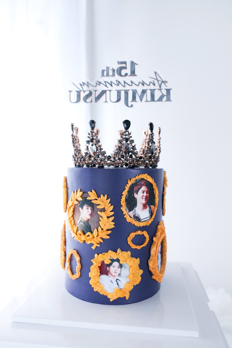 𝄞
𝟮𝟬𝟮𝟱.𝟬𝟭.𝟮𝟲
𝟭𝟱𝘁𝗵 𝗔𝗻𝗻𝗶𝘃𝗲𝗿𝘀𝗮𝗿𝘆 𝗞𝗜𝗠𝗝𝗨𝗡𝗦𝗨

무대 위 15년, 음악으로 그려낸 10개의 삶. 15년의 빛나는 시간들의 한 조각으로 함께할 수 있어 행복했습니다♡ 영원한 우리들의 해피엔딩, 김준수 배우님의 뮤지컬 데뷔 15주년을 축하합니다!

#우리들의_해피엔딩_김준수