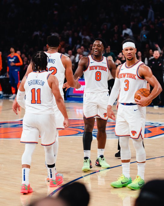NYGreenMachine's tweet image. 👀 Cavs have LOST 2 ins row, Celtics lost to Lakers last night…LETS CAPITALIZE on it, and GET AFTER IT ON DEFENSE, PLAY on all CYLINDERS and CRUSH the Kings!! 💪🔥🚀 LETS GO KNICKS!!! #Defense #Rebounding @nyknicks @NY_KnicksPR @jalenbrunson1 @joshhart @mikal_bridges @KarlTowns