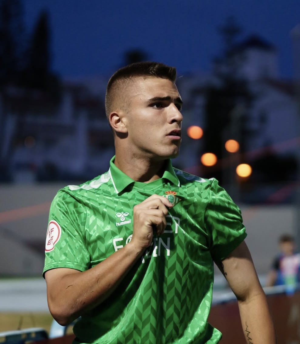 alvaritomfs's tweet photo. ✨Cuatro niños. Jesús Rodríguez, Pablo García, Arribas y Ángel Ortiz. Gente de la casa revive al Betis. Hoy demostraron tener más hambre que algún profesional que lleva décadas en esto. Si no pruebas a los jóvenes, nunca sabrás su valía. Gallardía. Valentía. Talento made in Betis https://t.co/Hj00iSr8lS