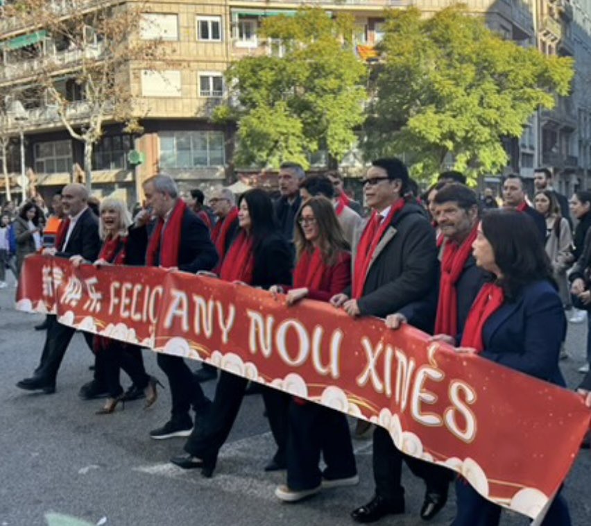 L’enhorabona <a href="/AnyNouXines/">Any Nou Xinès amb Barcelona</a> per les celebracions de l’any de la 🐉 que tenen lloc avui als entorns de l’Arc del Triomf.
Ha estat un èxit de participació de nombroses entitats culturals i dels veïns, amb la col.laboració de les institucions.
Bon any de la serp!
<a href="/Junts_BCN/">Junts per Barcelona</a>