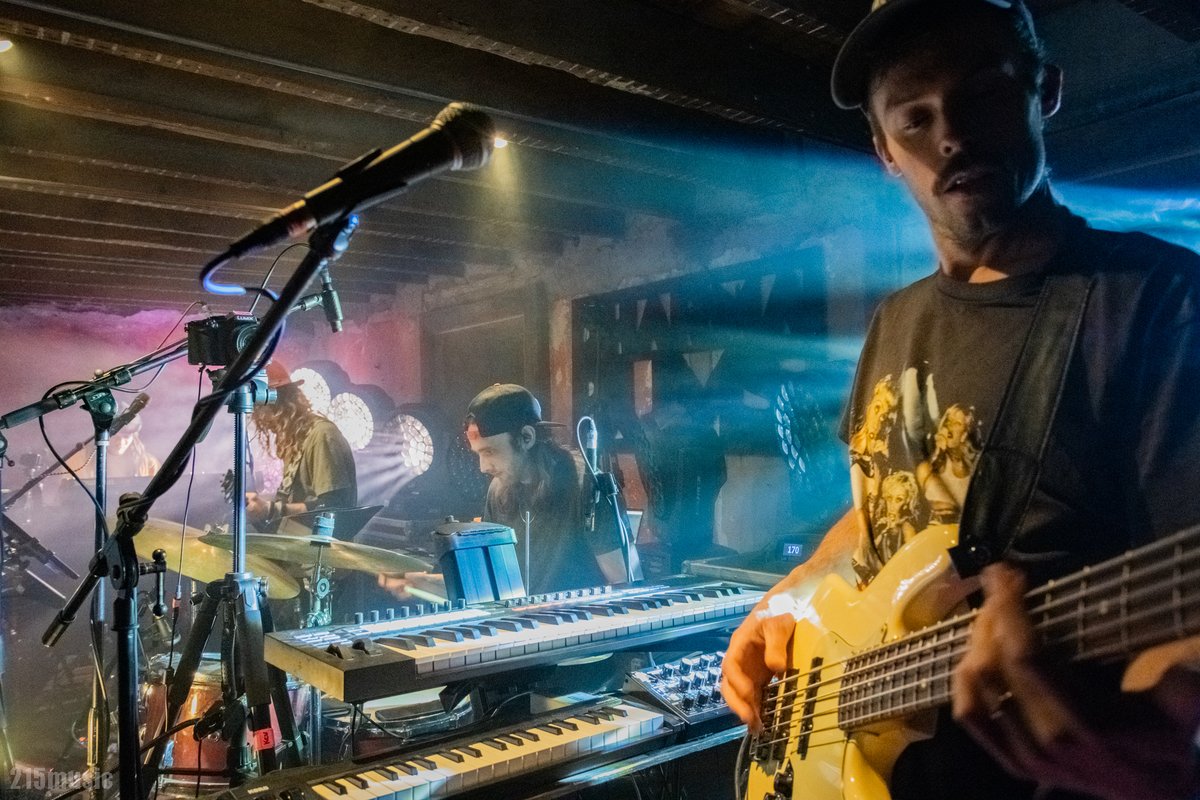 215Music tweet media