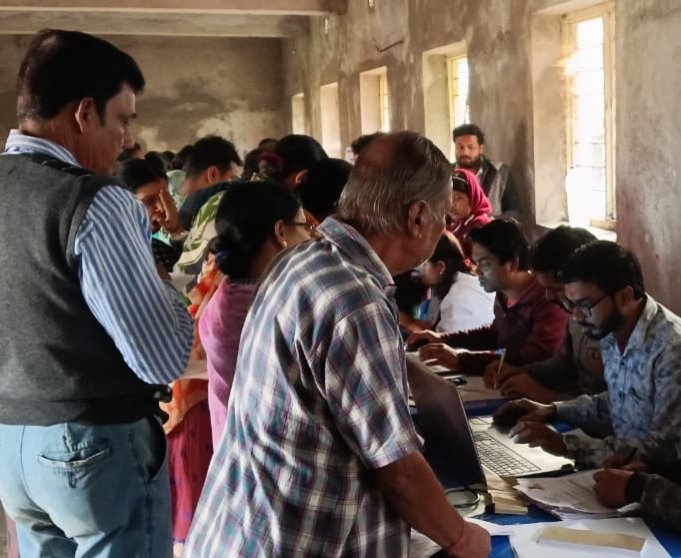 দুয়ারে সরকার : পর্ব ৯

আবেদনের সারি,
একরাশ ভরসার অঙ্গীকার, 
দুয়ারে সরকার। 

বিষ্ণুপুর পৌরসভা,  বাঁকুড়া। 
#EgiyeBangla 
#DuareSarkar