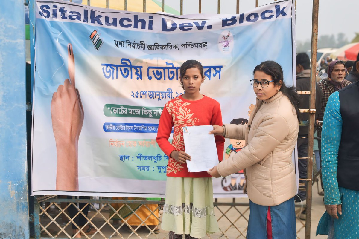 BSitalkuch60356's tweet photo. Celebration of National Voter's Day 2025 with new voters and BLOs at Sitalkuchi Block.
@DMCoochbehar @SdmMathabhanga @DCoochbeha53730 @CEOWestBengal https://t.co/8BRcm4rDn8