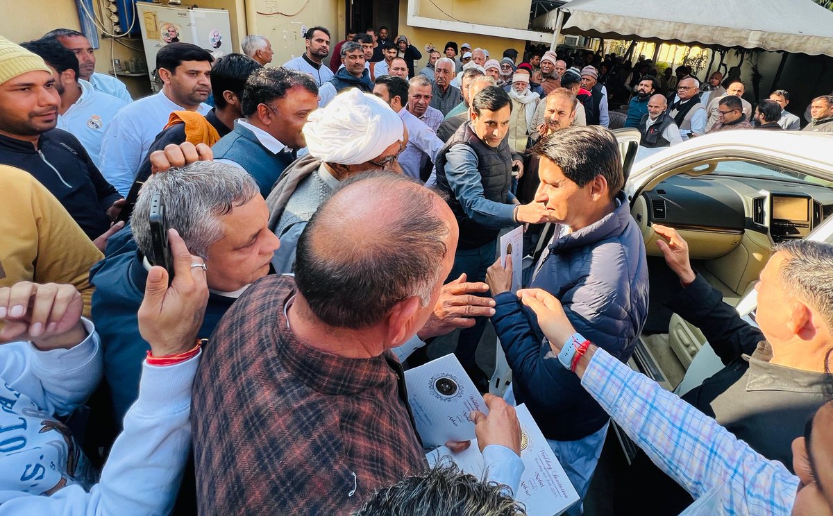 आज रोहतक निवास पर लोगों से मुलाकात की...

इस दौरान गणतंत्र दिवस की पूर्व संध्या पर उचाना से पैदल तिरंगा यात्रा लेकर रोहतक पहुंचे भाई दीपक वर्मा, भाई मनीष वर्मा, भाई सोनू सिंगला, भाई विकास दलाल, भाई निश्चय की टीम ने मुझे तिरंगा सौंपा और यात्रा का समापन किया।