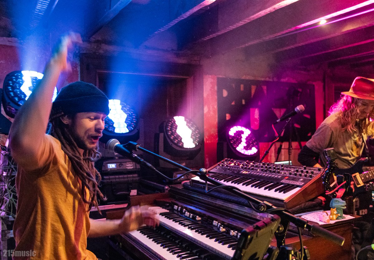 215Music tweet media