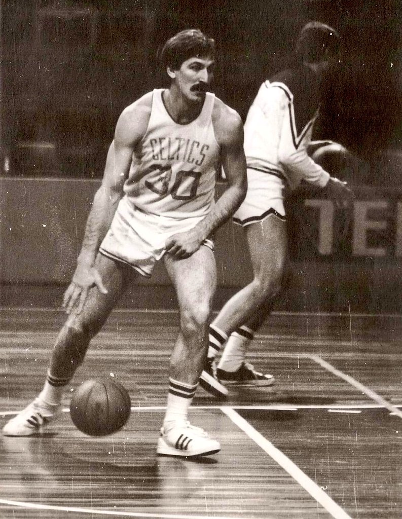 DeporteVintage's tweet photo. Uno de los 5 jugadores europeos que forman parte del Salón de la Fama #NBA sin haber disputado la misma, junto a Sergei Belov, Cosic, Meneghin y Galis. Imagen en Ausias March con la camiseta de los #Cetics pero como jugador de Partizan #CopaKorac 1977/78 📸 Archivo Fornies https://t.co/PUSEix5y7x