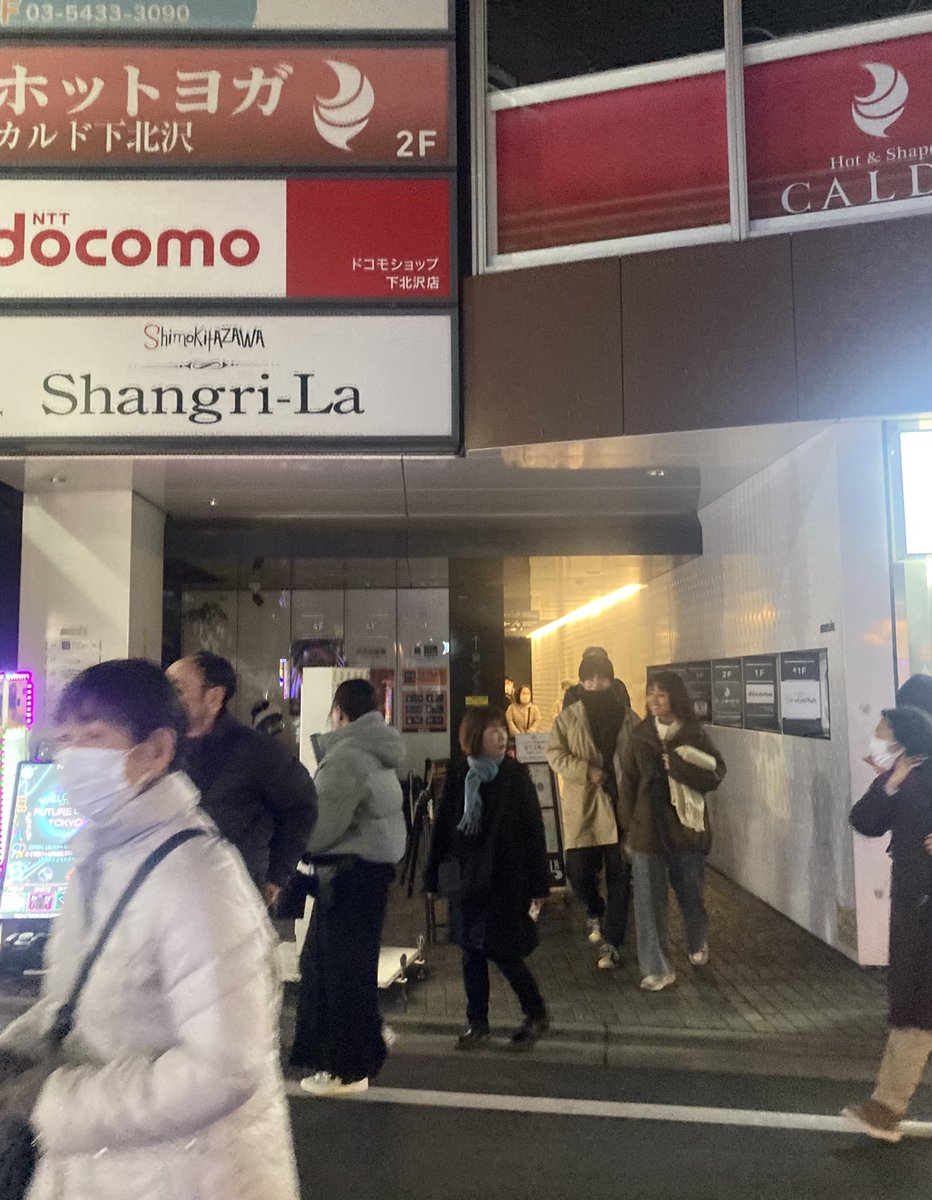 akkyoss's tweet photo. 今年初日の細道ライブ、行って来れました〜！（1/5ビルボー��もあり、素敵な1月✨）今日も下北沢愛が♡歌声、澄んで長〜く伸びてました♪  ”2曲の聴き方”は新鮮！MCも大笑い、楽しい時間でした。今後もどうぞご活躍を🎶 #Chageのずっと細道 https://t.co/1lmXyxJ9am