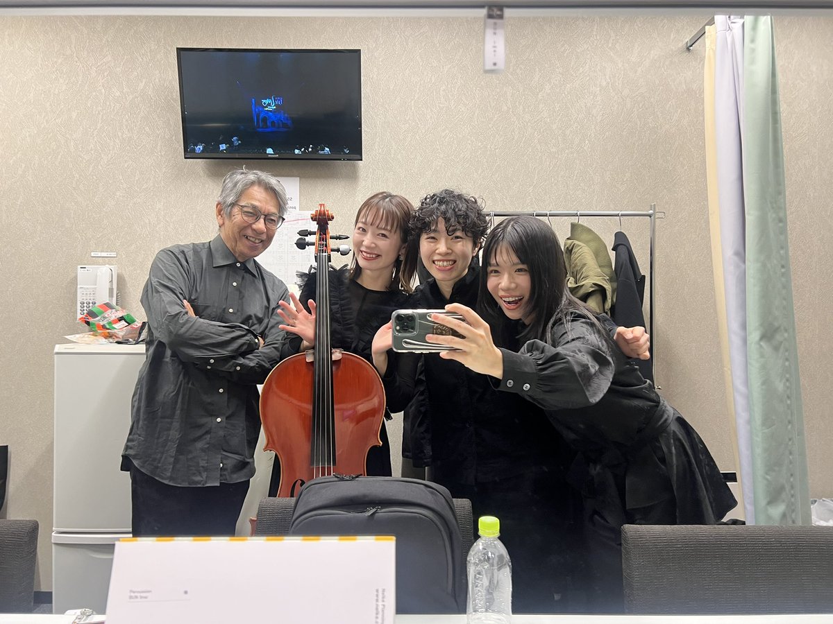 reina_017ppp's tweet photo. #Zeroミュ 
3時間半の長丁場、バンドメンバーも力を合わせて頑張ってます💪🔥
明日は東京千穐楽！
楽しみます🎹 https://t.co/l8TXqdVmnO