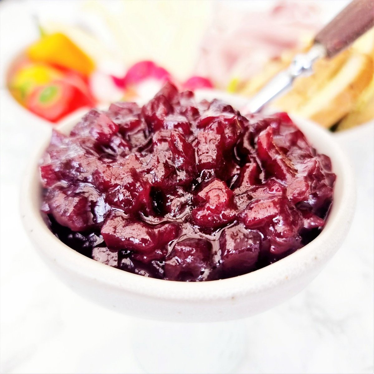 All that's needed to make this Easy Plum &amp; Apple Chutney is a little bit of chopping and then its simply a case of leaving it to simmer with the odd therapeutic stir. You'll have the most delicious small batch of faff free plum chutney in no time! 

Fin... feastgloriousfeast.com/plum-apple-chu…