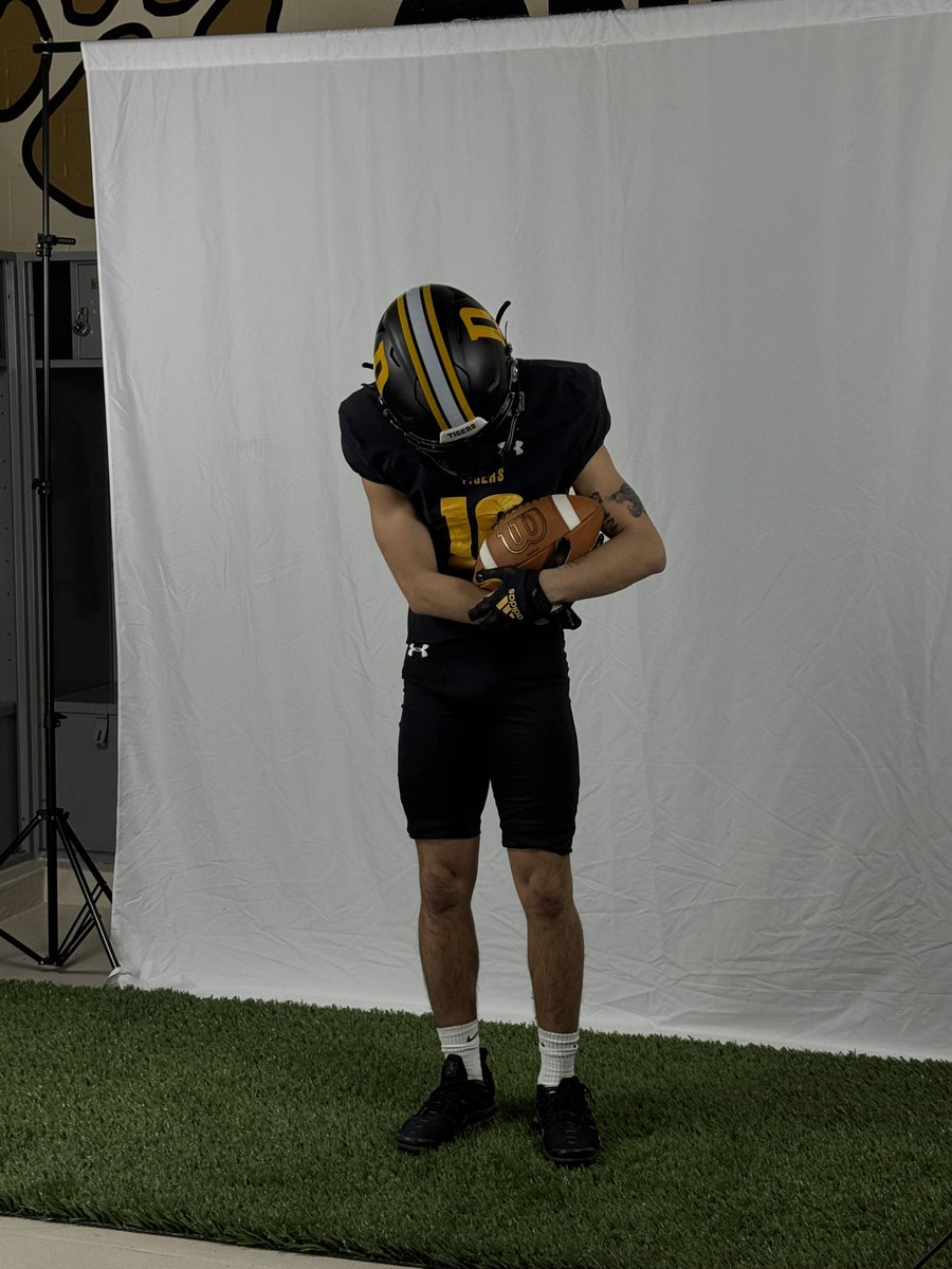 noah_hernandezz's tweet photo. Very blessed and thankful to receive an offer from @DePauwTigersFB after a really good visit and talk with @qbdietz 

Thank you for the great opportunity and chance to get up on campus yesterday! 
@ScottSrnka @MasonEspinosa1 
@BHSNFootball @PrepRedzoneIN @IndianaPreps https://t.co/cLAJrUoOZZ