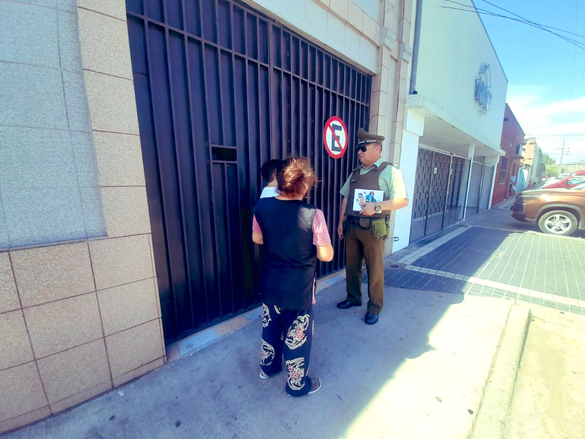 CarabPrefCord's tweet photo. #PuenteAlto: @CarabMicc 20ª Comisaria realiza difusión en el Barrio Patrimonial alusiva al #RoboADomicilios entregando a los residentes las medidas de autocuidado necesarias, junto con informar el número telefónico del #PlanCuadrante
#LaPrevencionEsNuestraEsencia https://t.co/CeU2KNHOpY
