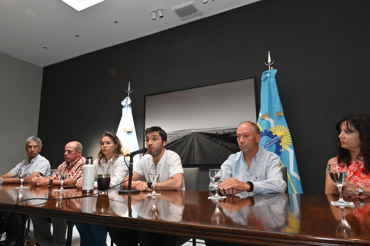 NachoTorresCH's tweet photo. 0% | ELIMINAMOS INGRESOS BRUTOS, IMPUESTO INMOBILIARIO RURAL Y LA RIDICULA TASA DEL ZORRO PARA ACOMPAÑAR AL SECTOR PRODUCTIVO GANADERO

Desde el Gobierno de Chubut, enviamos a la Legislatura un proyecto de ley de emergencia que exime de ingresos brutos e impuesto inmobiliario al sector productivo ganadero, y eliminamos la tasa del zorro en reconocimiento a las dificultades climáticas enfrentadas el año pasado, y en línea con la baja de retenciones del Gobierno Nacional. 

Esto es posible gracias a una administración eficiente que nos permitió lograr superávit financiero en apenas un año, luego de haber recibido una provincia fundida y con los niveles más altos de endeudamiento de la Argentina. 

Estamos convencidos que el camino hacia el desarrollo de Chubut y la Argentina se logra quitándole el pie de encima a la producción y el trabajo.